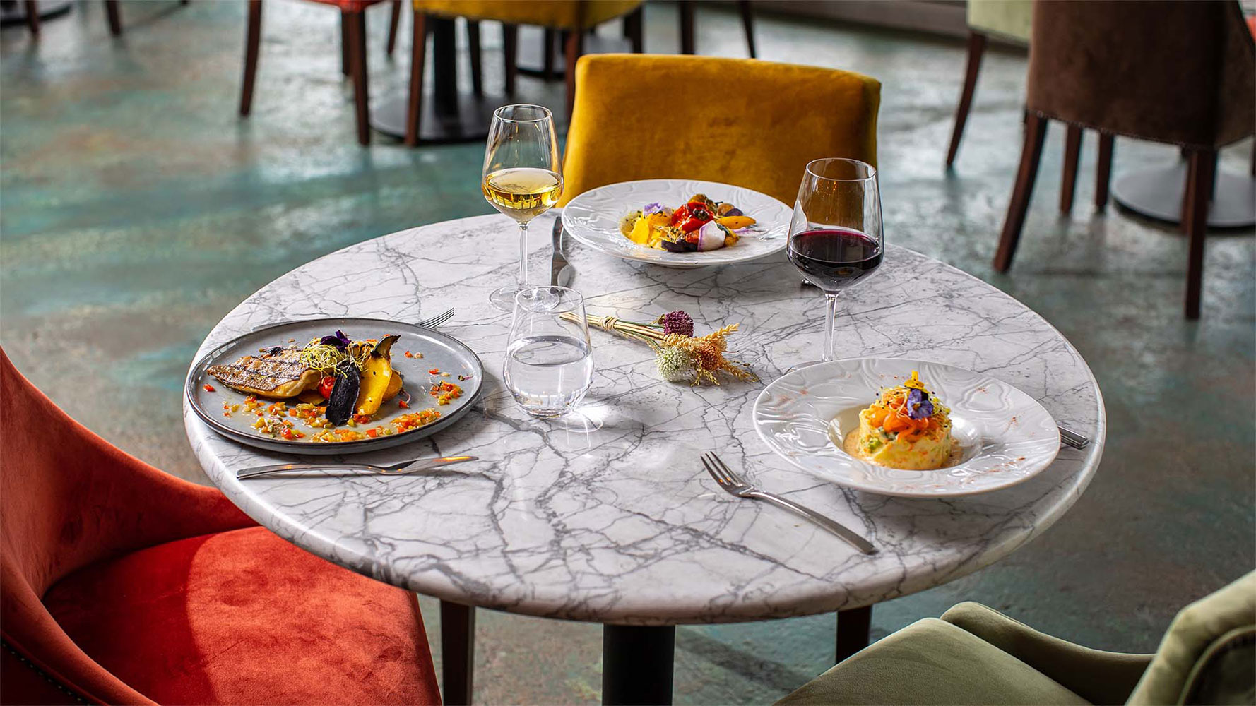 Table dressée avec des plats